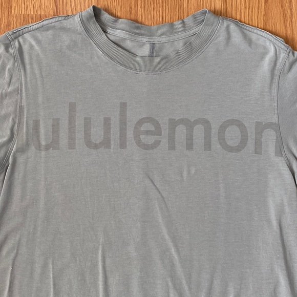 ❤️ Lululemon All Yours Boyfriend Graphic Tee Rhino Grey Size 4 - Picture 2 of 5